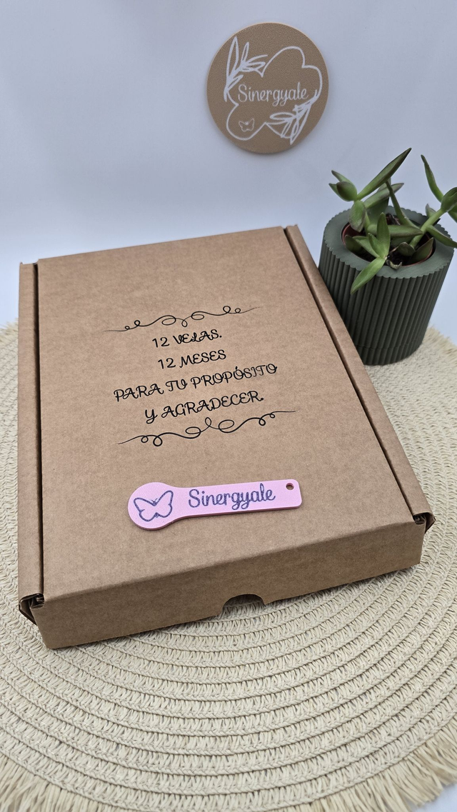Caja de 12 velas de miel para 12 meses de abundancia