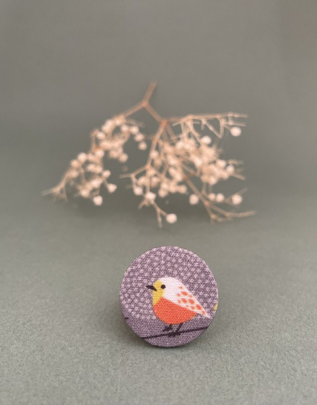 Broche ronde gris clair oiseau en carton et tissu imprimé