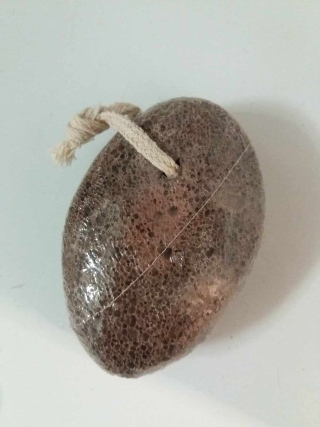 Pierre ponce volcanique avec cordelette