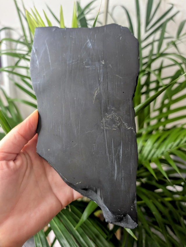SHUNGITE -      weight 652g / size 21x11cm