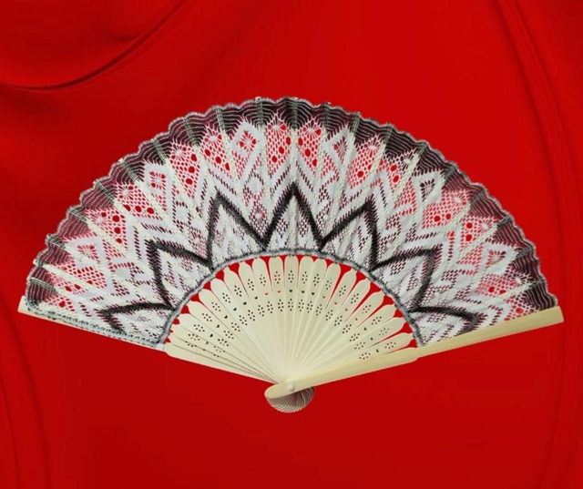 Éventail blanc et noir au coeur tendre avec sac de rangement 