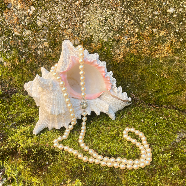 Lange  echte Perlenkette mit Silberschließe