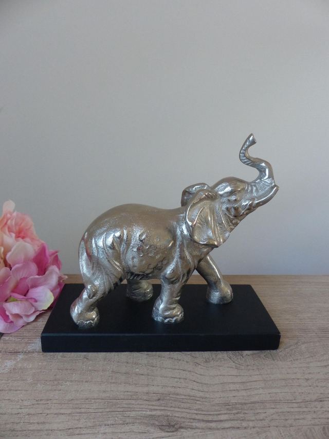Grande sculpture éléphant métal couleur argent sur socle en bois, figurine éléphant trompe levée décoration bureau joie force paix sagesse