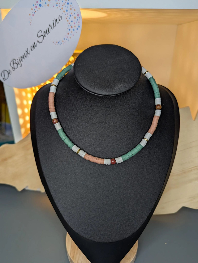 collier ras de cou avec des perles plates heishi de couleurs vert, blanc, marron et or et des perles naturelles.