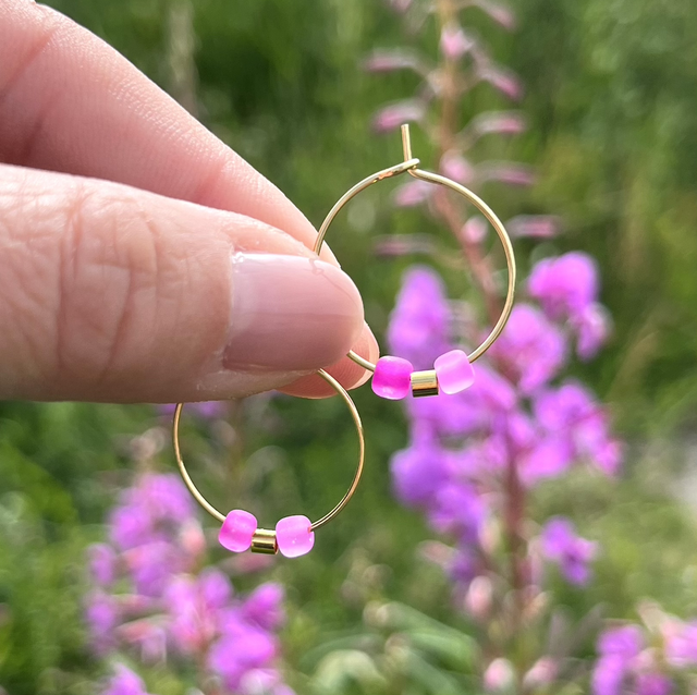 PinkLush Hoops – goldene Creolen mit pinken Perlen