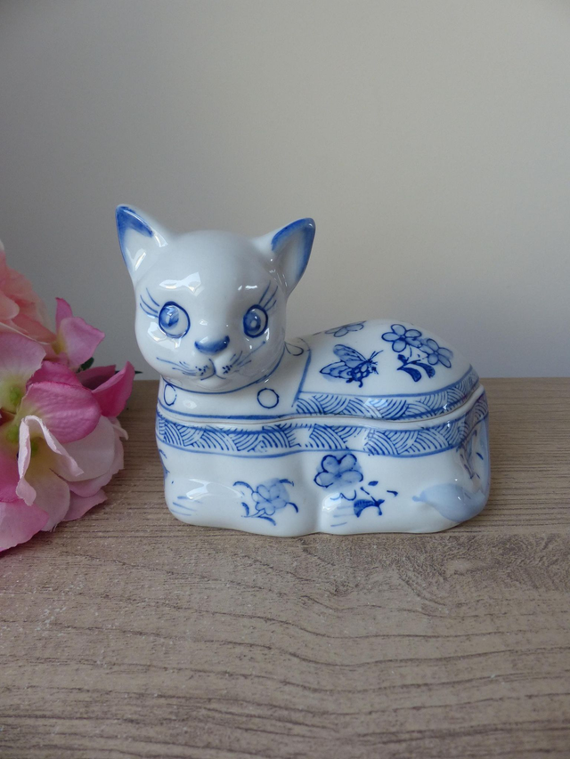 Boite chat en céramique bleu et blanc style asiatique, boite chat avec couvercle décor fleurs et papillons, bonbonnière chat, boite à bijoux