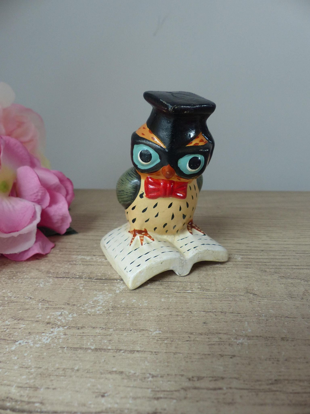 Figurine hibou en céramique diplômé sur livre vintage - Cadeau original professeur, étudiant, amoureux des chouettes - Décoration bureau