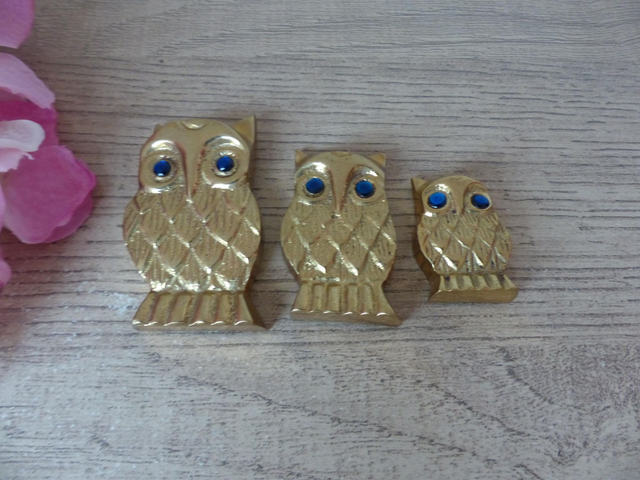 Lot de Trois Figurines Miniatures Hiboux en Laiton Doré avec Yeux Bleus – Symboles de Sagesse – Décoration Vintage ou Cadeau Collectionneur