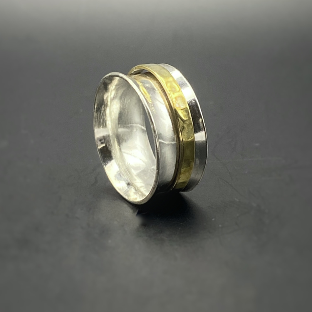 Bague antistress "au milieu coule la rivière dorée martelée"