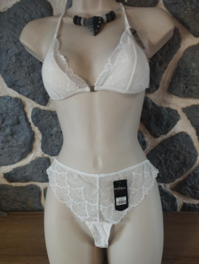 Ensemble triangle sans armatures, rembourrage léger. Ouverture devant. Haut en S et tanga en M