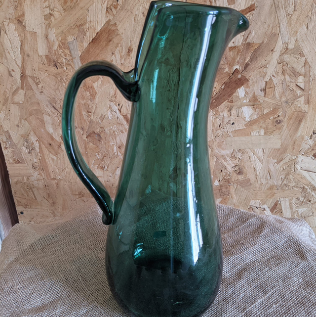 pichet en verre vert bouteille