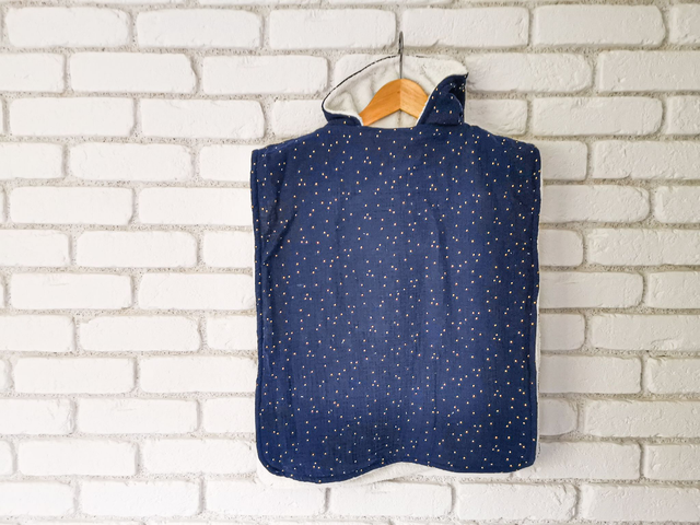 Poncho de bain Gabin en double gaze de coton bleu - Sortie de bain