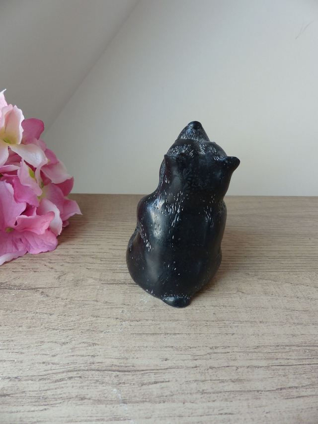 Figurine Vintage Ours Noir Assis en Résine – Sculpture Artisanale Art Inuit Canadien - Statuette Animalière pour Collection ou Décoration