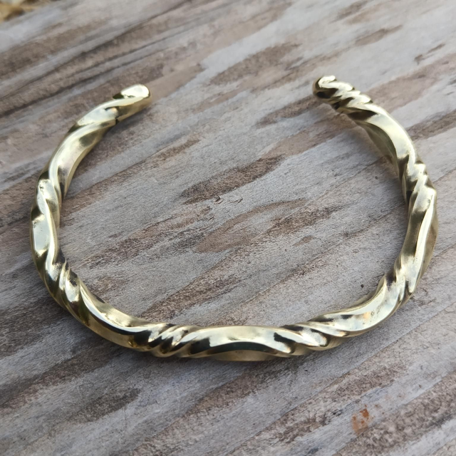Bracelet en laiton vrillé - bienfaisant et élégant