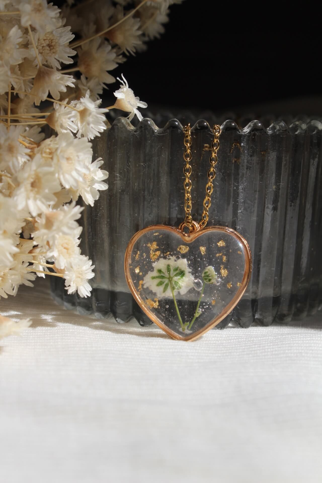 Collier coeur en résine de veritables petites fleurs blanches