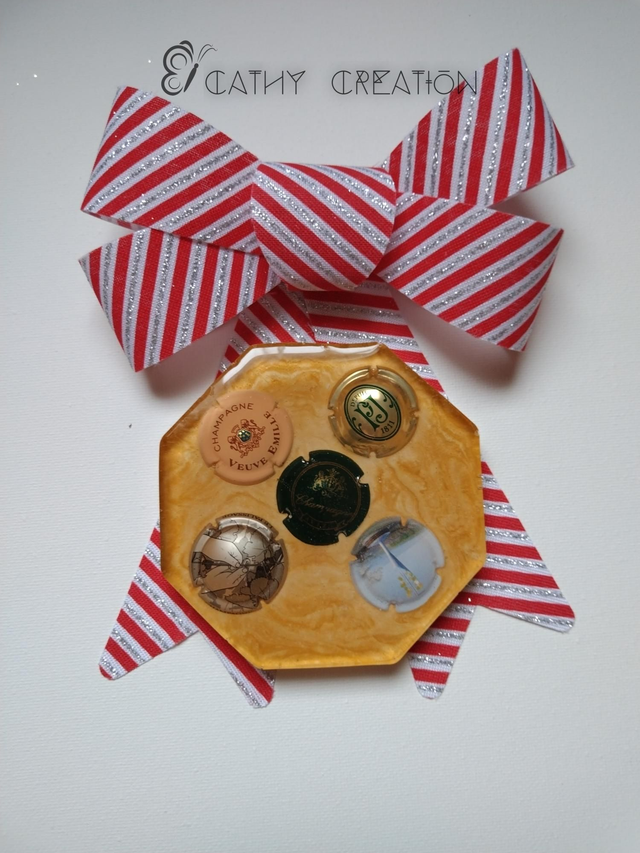 Sous verre ou bouteille avec inclusion de capsules de champagne 