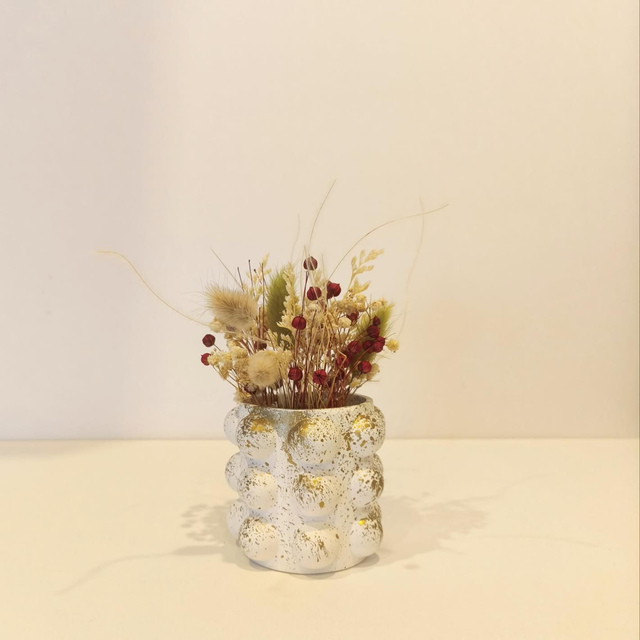 Déco florale artisanale “Auréole” – contenant bulbeux avec fleurs séchées et dorures