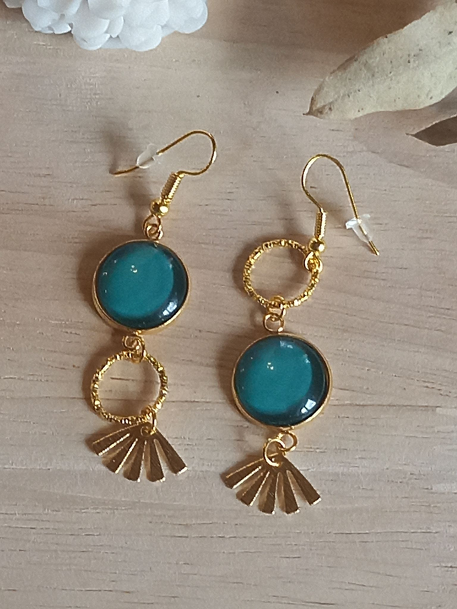 Boucles d&#039;oreilles asymétriques - cabochon vert / éventail / cercle texturé / doré