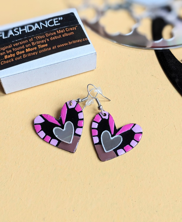 Coeurs crochets Irene Cara et Britney Spears