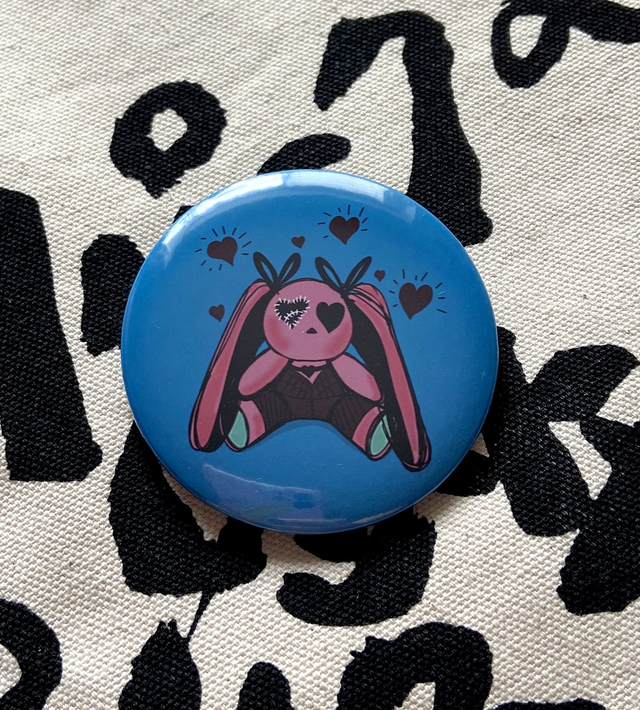 BADGE LAPIN ROSE GOTH