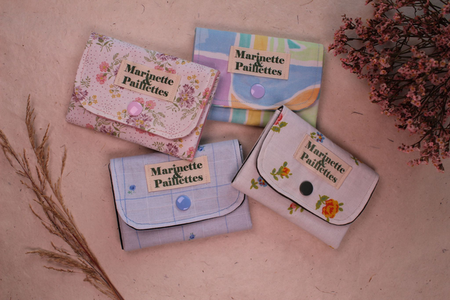 Porte-monnaie upcyclé petites fleurs bleues