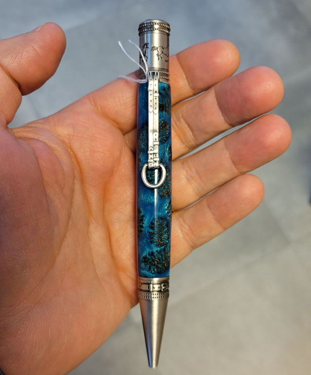 Stylo Equestre en résine bleue et cônes d&#039;aulne