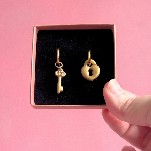 Cadenas doré et sa clé