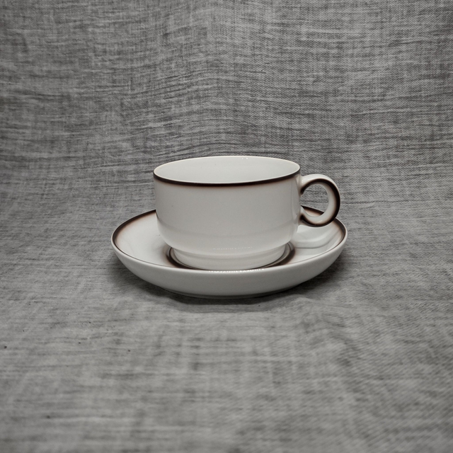 Thomas | Kop (diameter 8,5 | hoogte 5,5 cm ) en Schotel (diameter 14,0 | hoogte 2,5 cm) &#039;Scandic Shadow&#039; in wit en bruin | Vintage