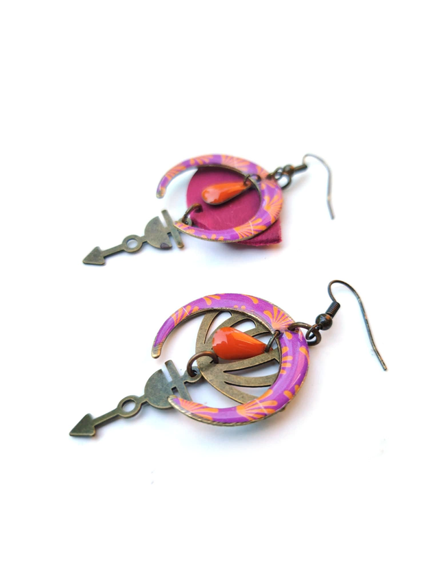 Boucles d&#039;oreilles Asymétriques Upcyclées en Chute de Cuir et Papier Recyclés - Fleurs de Lys - Collection Médiévale 