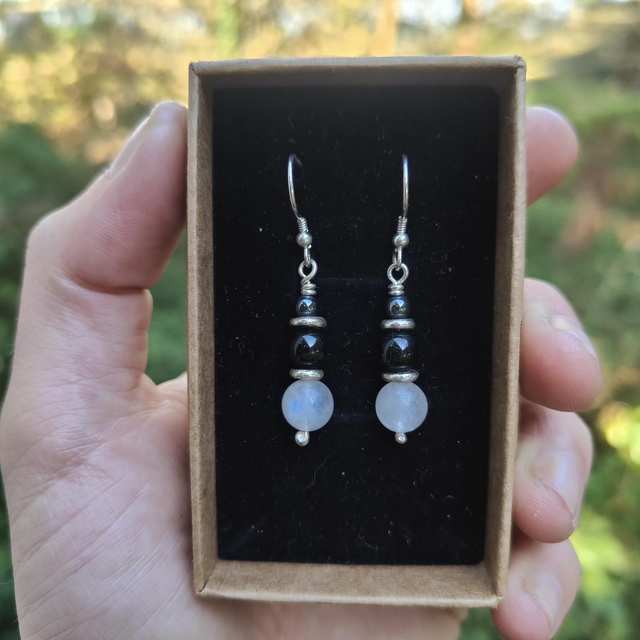 Boucles d&#039;oreilles &quot;Harmonie&quot; Triple : Péristérite, Onyx et Hématite 