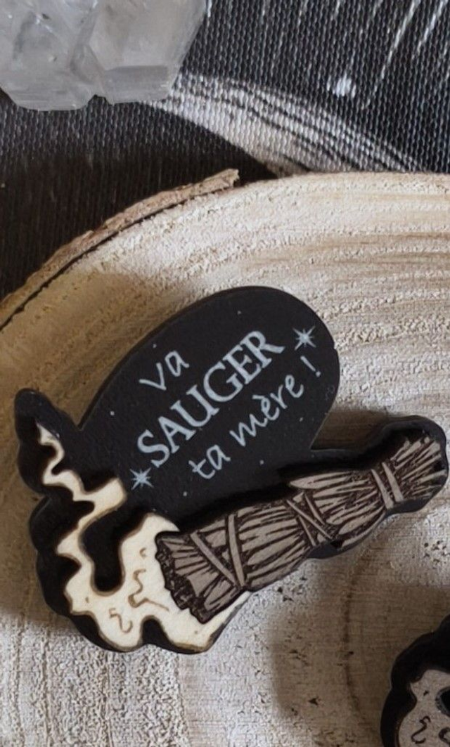 Pin's "Va Sauger ta mère" en bois noir