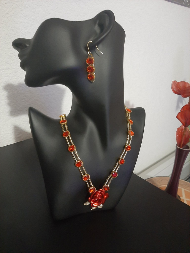 Parure ras de cou rouge rubis-doré en perle de verre et perle et strass		