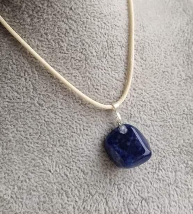 Sodalite pierre roulée  avec cordon 