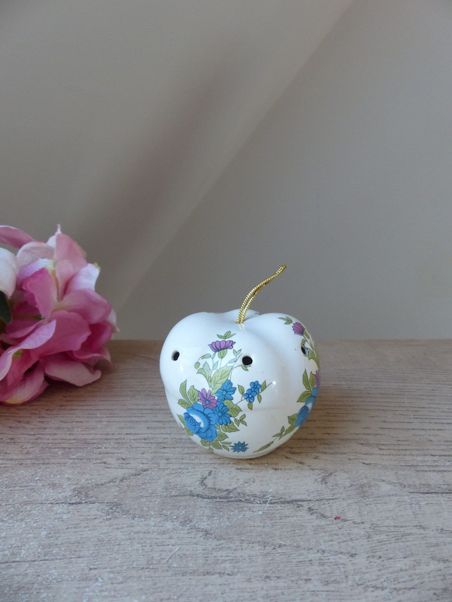 Boule Diffuseur de Parfum en Céramique Vintage – Pot Pourri Suspendu Forme Pomme, Décor Floral Bleu et Rose, Intérieur Féminin et Élégant