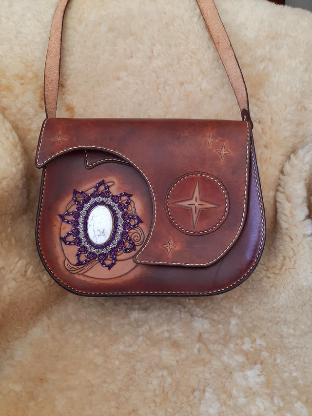 Sac cuir. Macramé et pierre naturelle. Howlite