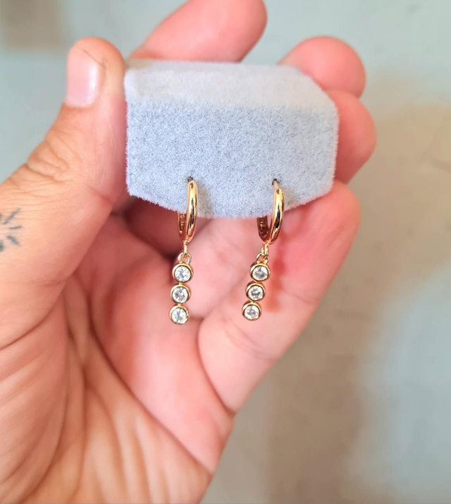 Dormeuses en acier or avec 3 strass zircon (la paire)