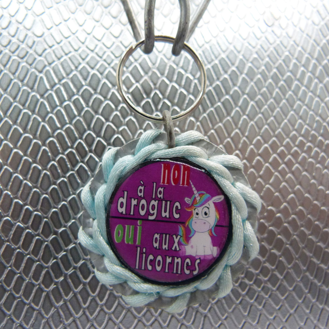 Porte clé Non à la drogue, oui aux licornes