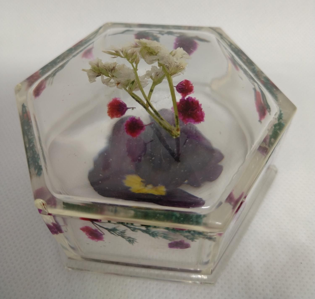 Boîte hexagonale avec inclusion de fleurs 