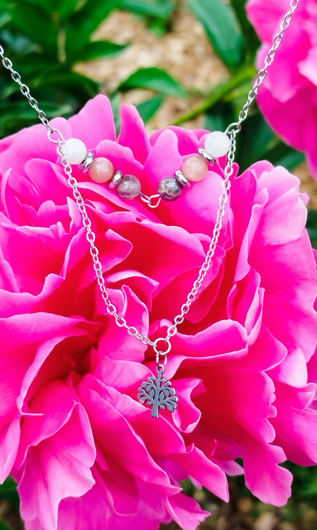 Collier acier inoxydable 42 cm agrémenté d'un pendentif "arbre de vie" et de pierres naturelles pierre de lune.