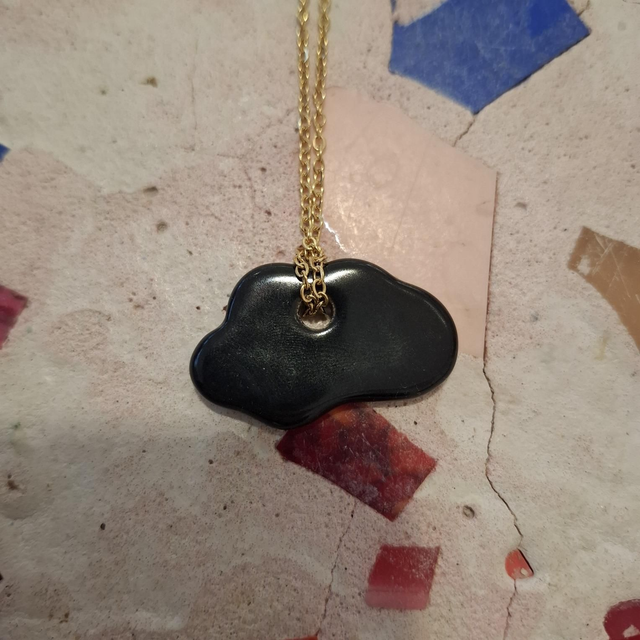 Cap20 collier nuage noir