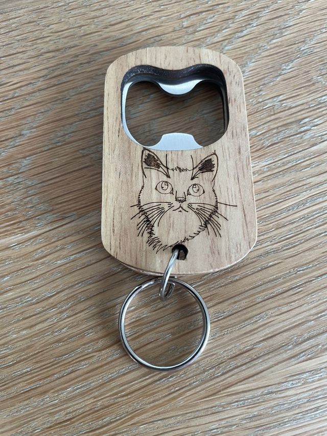 decapsuleur à emporter partout délicatement gravé theme chat 