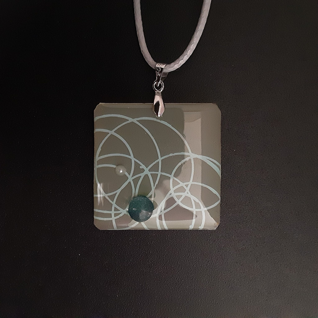 Pendentif carré collection ethnique fond mastic et cerclage  beige et cabochon vert bleu