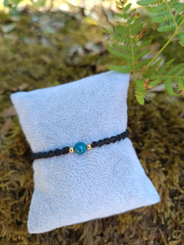 Bracelet noir avec perle en apatite 