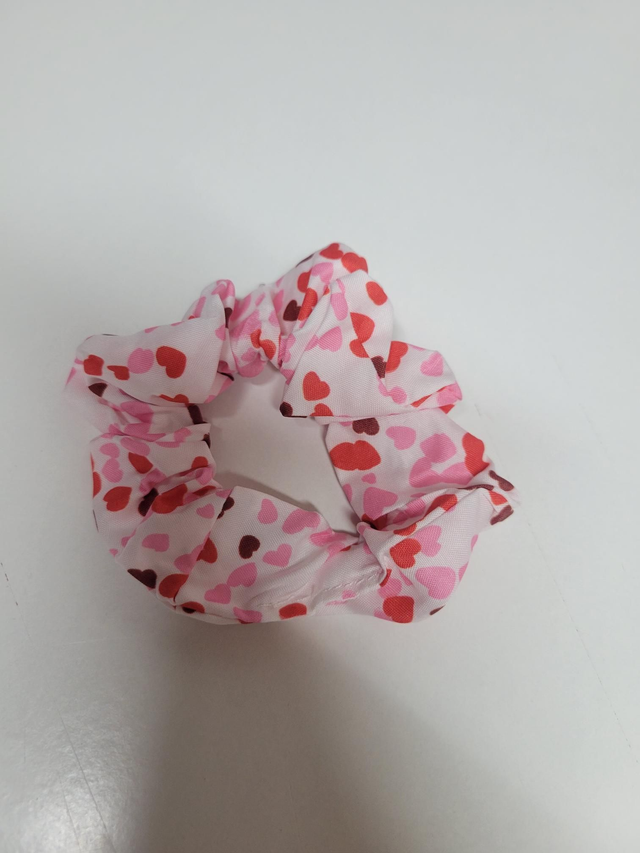 Chouchou blanc pleins de cœurs 💕 