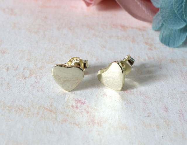 Pendientes de corazón en plata 925 y bañados en oro.