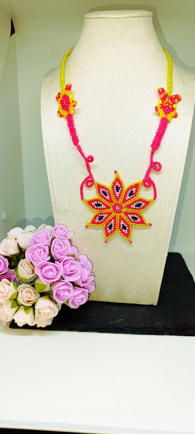COLLIER  EN MICRO-MACRAMÉ FLEUR DE SOLEIL