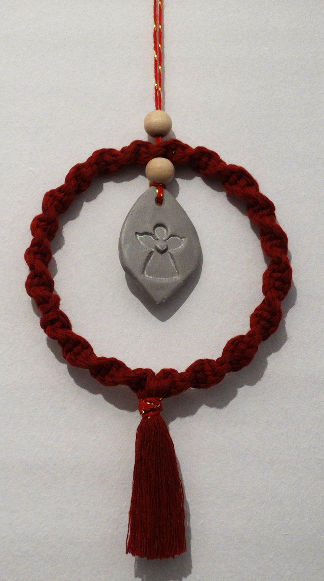 COURONNE en macramé et petit ange en argile