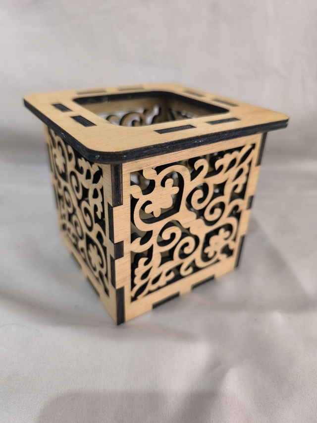 Pot à crayon ajouré