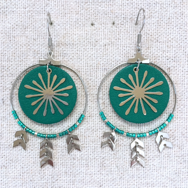 Boucles d’oreilles « Pastorale » argentées, cuir vert émeraude