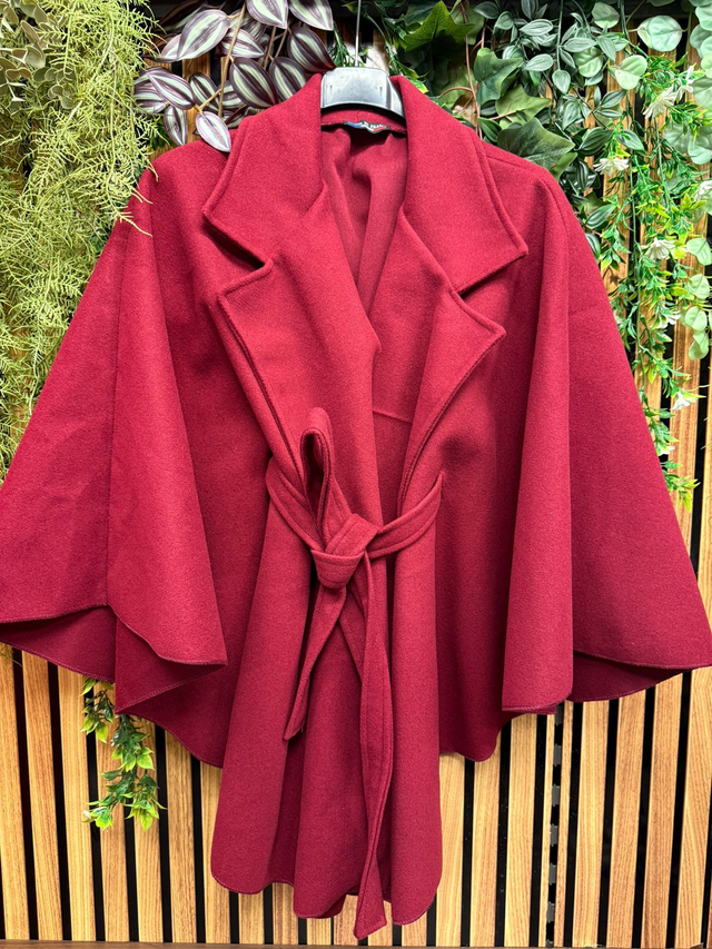 Cape met ceintuur bordeaux